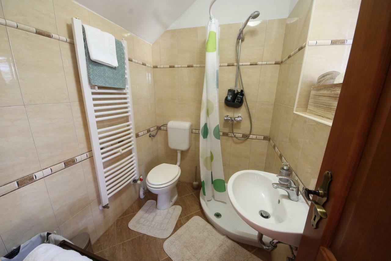 Apartment Parenzana, Little Row House With Big Green Yard In Central Istria Rakotule Exterior foto